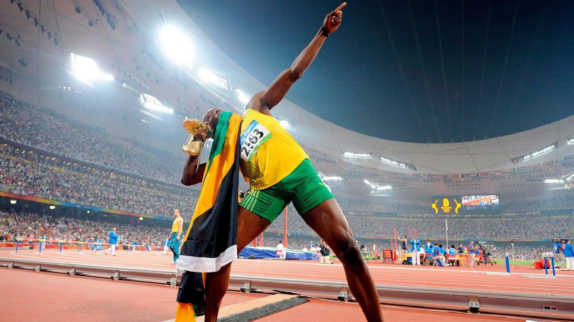 _未来科技展：机器人运动员与真人比赛同台竞技_，机器人与人的比赛